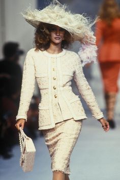 Chanel Runway, 90s Runway Fashion, Runway Fashion Couture, Mode Chanel, Chanel Couture, Chanel Haute Couture, 1990s Fashion, Fashion Runway, Outfit Trends