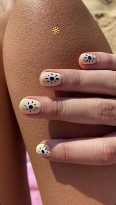 Mini Nail Art Designs, Vintage Style Nails, Gel Nail Polish Designs Short Nails, Natural Nail Polish Designs, Funky Manicure, Colorful Natural Nails, Simple Spring Summer Nails, Nail Doodles, Easy Dot Nail Art