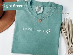 Celebrate the season with our Christmas Merry and Pregnant Shirt! This Minimalist shirt is perfect for a festive baby announcement. Available in Comfort Colors Shirt, it's an ideal gift for moms-to-be to share their joyful news in style. Perfect for Christmas gatherings and holiday photos! 👉 Unisex Comfort Colors® 1717 T-shirt Comfort Colors introduces its garment-dyed t-shirt; a fully customizable tee made 100% with ring-spun cotton. The soft-washed, garment-dyed fabric brings extra coziness t Pregnant Mom Gifts, Pregnant Shirt, Minimalist Shirt, Minimalist Shirts, Xmas Tees, Maternity Tees, Christmas Gathering, Mom To Be, Pregnancy Reveal