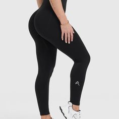 Size Xs - Long Sporty Seamless Black Pants, Black Seamless Sports Pants, High Waist Seamless Black Yoga Pants, Black Seamless Athleisure Bottoms, Compressive Black Yoga Pants, Black Seamless Workout Pants, Seamless Black Bottoms For Gym, Seamless Black Gym Bottoms, Black High-cut Leg Tights For Sports