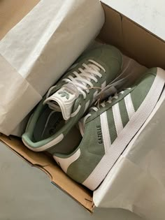 Adidas Gazelle Aesthetic, Gazelles Outfit, Gazelle Aesthetic, Clean Girl Shoes, Green Adidas Gazelle, Adidas Gazelle Green, Green Adidas Shoes, Gazelle Green, Green Gazelle