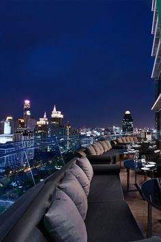 an outdoor restaurant overlooking the city at night