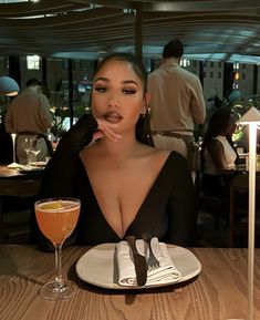 Dinner Pic, Classy Girl, Black Femininity, Pretty Drinks, Date Dinner, How To Pose, Cute Simple Outfits, Pretty Makeup, Feminine Energy