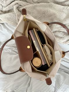 #longchamp #bag #organizer Schul Survival Kits, Trip Bag, Sac Vanessa Bruno, Everyday Bag Essentials, Inside My Bag, Longchamp Bag