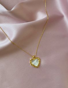 pearl heart gold necklace Body Jewerly, Pearl Heart Necklace, Accesories Jewelry, Pearl Heart, Pretty Jewelry, Jewelry Gold, Pretty Jewellery, Jewelry Branding, Heart Necklace