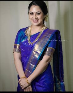 Pattu Saree Poses, Peacock Blue Blouse Designs, Peacock Blue Saree, Sarees Ideas, Blue Sarees, Tassels Designs, Hair Style On Saree, Saree Kanchipuram