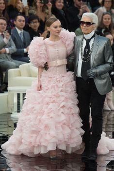 Karl Lagerfeld Fashion, Collection Couture, Vanessa Paradis, Couture Mode, Gala Dresses, Lily Rose, Couture Collection, Costume Design, Fashion Set