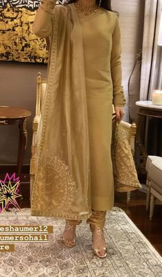 Golden Shirt Outfit, Kameez Style, Sewing Styles, Simple Suits, Simple Maxi, Wedding Trousseau, Indian Designs, Mehendi Outfits, Pakistani Clothes