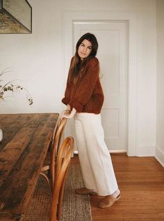 Feminine Natural Style, Minimalist Cottagecore Outfit, Feminine Minimalist Style Outfit, Earthy Mom Aesthetic, Winter Linen Outfit, Brown Shoe Outfit, Color Sweater Outfit, Natural Ingenue Style, Romantic Minimalist Style