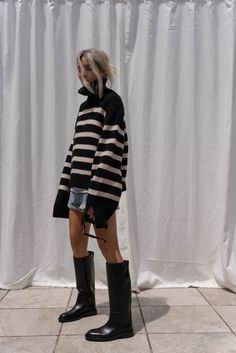 Cozy Rainy Day Outfit, Striped Sweater Outfit, Mode Ulzzang, White Striped Sweater, Stripe Outfits, Mode Inspo, Rainy Day Outfit, Weekend Wear