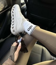 Alo Yoga Outfit, Snicker Shoes, Pilates Outfit, Outfits New York, Sporty Aesthetic, Fits Aesthetic, Cute Gym Outfits, Aesthetic Moodboard