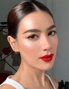 Mulher com batom vermelho Classic Winged Eyeliner Look, Classical Makeup Looks, Winged Eyeliner Red Lips, Classic Elegant Makeup, Liner For Different Eye Shapes, Bridal Makeup Winged Liner, Business Makeup Look, Elegant Eyeliner, Office Makeup Looks