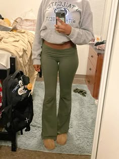 Olive Green Flare Leggings Outfit, Green Flare Leggings Outfit Aesthetic, Fitted Green Yoga Pants, Casual Green Fitted Leggings, Tight Green Yoga Pants, Green Leggings Outfit, Green Leggings, Leggings Outfit, Cute Jeans