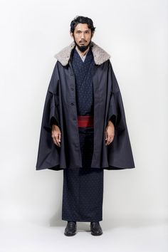 Un magasin de Tokyo remet le kimono pour hommes à la mode avec sa nouvelle collection | DozoDomo Haori Outfit, Jedi Robes, Mens Cape, Outfits Guys, Kimono Hakama, Arte Yoga