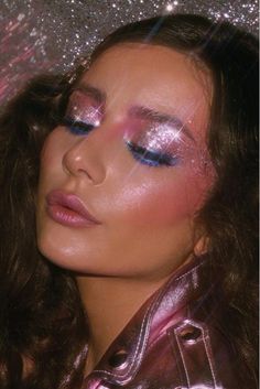 15 Stunning 80s Makeup Looks To Rock Your Glam & Retro Style Edgy Glitter Makeup, Sparkle Makeup Looks Glitter, Pink Disco Eye Makeup, Glitter Eyeshadow Simple, Disco Makeup 1970s Glitter, Rockstar Eyeshadow, Makeup Looks Glamour, 90s Makeup Looks