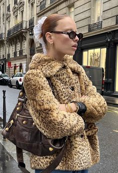 Print Jacket Outfit, Fashion Girly, Best Winter Outfits, Winter Fits, Midi Skirts, Coat Outfits, Fashion Killa, Fur Jacket, Cheetah Print