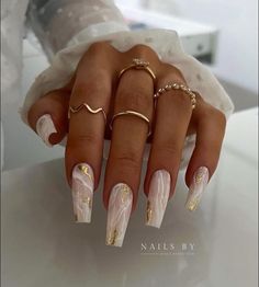 Marble Acrylic Nails, Dark Spring, Nails Flowers, Gold Acrylic Nails, Nails Dark, Nails Extra, Fancy Nails Designs, White Acrylic Nails, Nails Design With Rhinestones