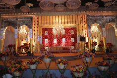 Phera Mandap Decor, Royal Wedding Decor, Royal Wedding Theme, Royal Wedding Themes, Luxury Event Decor, Royal Indian Wedding, Red Gold Wedding, Royal Decorations, Gate Decoration