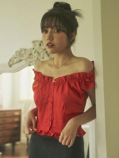 This is a frill blouse with Erwit’s unique romantic mood. It can be worn 2 ways, sleeveless or off-shoulder, and a variety of looks are possible regardless of the occasion. - Made of cool linen material, it is good to wear alone in midsummer.- The smoke banding detail on the back panel, tightly spaced at regular intervals,- It allows for comfortable wearing regardless of size. Red Off-shoulder Top For Spring, Elegant Sleeveless Off-shoulder Top For Summer, Summer Sleeveless Off-shoulder Top With Ruffles, Sleeveless Off-shoulder Top With Ruffles, Red Off-shoulder Blouse For Spring, Red Sleeveless Feminine Blouse, Spring Sleeveless Off-shoulder Top With Ruffles, Red Ruffled Feminine Tops, Red Feminine Ruffled Tops