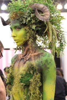 Dryad with green and yellow face and body makeup, mosses and foliage.  This is a earthy and dramatic Halloween look. Halloweenský Makeup, Kostuum Halloween, Special Fx Makeup, Mixed Media Photography, Idee Cosplay, Special Effects Makeup, Fx Makeup, Fantasy Costumes, Maquillage Halloween