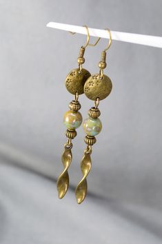 Unveil the charm of rustic and vintage fashion with our exquisitely crafted bronze cascade earrings from Estibela Design. Each pair is thoughtfully created to capture the essence of carefree moments and the vibrant hues of summer, making them ideal for festivals or leisurely getaways. These earrings feature a delightful blend of textures and shades, showcasing playful beads and Czech glass meticulously arranged on bronze connectors. They embody a fusion of minimalism and elegance, enriched by th Cascade Earrings, Boho Mode, Rustic Earrings, Vintage Style Jewellery, Jewelry Boho, Earrings Vintage, Mode Vintage, Jewelry Creation, Style Jewelry