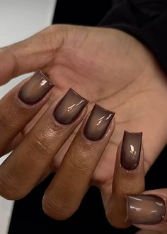 Short Fall Design Nails, Cute Fall Nail Designs For Short Nails, Chocolate Brown Nails Short, Shorties Nails Brown, Fall Inspo Acrylic Nails, Brown Short Nails Ideas, Short Nails Fall Ideas, Fall Brown Acrylic Nails, Brown Junk Nails