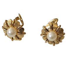 Vintage Signed Trifari Flower Clip On Earrings, Faux Pearl Floral Earrings, In Excellent, Never Worn Condition Vintage Trifari Earrings, Trifari Jewelry Vintage, Trifari Jewelry, Vintage Trifari, Earrings Pearl, Flower Clip, Floral Earrings, Earrings Color, Jewelry Vintage