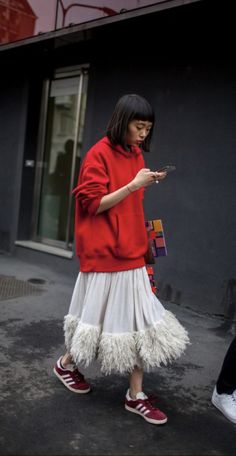 Hoodie And Long Skirt Outfit, Scandinavian Influencers, Tulle Tshirt, Tulle Skirt Outfit Casual Street Style, Red Maxi Skirt Outfit, Scandinavian Outfits, Pullover Mode, Rock Outfit, Trendy Skirts