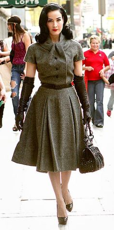 Look of the Day › December 21, 2009 WHAT SHE WORE Von Teese accented a classic '50s vintage Dior dress with black leather accessories WHERE Walking in Los Angeles Mad Men Dresses, Dresses 50s, Lady Like, Vintage Dresses 50s, Dita Von, Retro Mode, Dita Von Teese