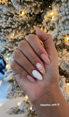 Winter Oval Nail Designs, Holiday Nails For Work, Nails Oval Christmas, Oval Nails For Christmas, Christmas Nails Acrylic Oval, Oval Xmas Nails, Holiday Nails Elegant, Short Oval Nails Acrylic Christmas, Oval Christmas Nails Design