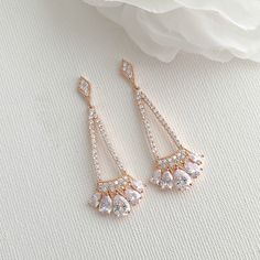 Boucles d'oreilles triangle en or à motif géométrique pour mariages, bals et occasions.
Ces boucles d'oreilles pendantes en forme de triangle en or sont de conception géométrique, ce qui ajoute une touche contemporaine à votre look de mariée, de bal et d'événement. Ces boucles d'oreilles de mariée Sydney sont longues, exotiques et glamour. Les boucles d'oreilles scintillantes sont conçues avec une goutte triangulaire étincelante avec de petits cristaux en forme de larme ajoutés à cette conceptio Cassie Wedding, Earrings For Bride, Rose Gold Bridal Earrings, Big Light, Earrings And Necklace Set, Crystal Earrings Wedding, Gold Earrings Wedding, Bridal Earrings Drop, Gold Bridal Earrings