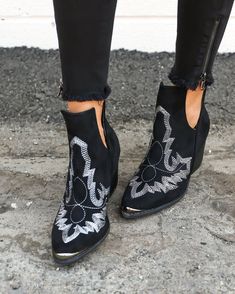 ↠ ᴘɪɴᴛᴇʀᴇsᴛ: @ʜᴏʟʟʏᴇɢʀᴀʏ ↞ Fall Wedges, Embroidery Boots, Modern Cowboy, Bota Country, Western Booties, Casual Black