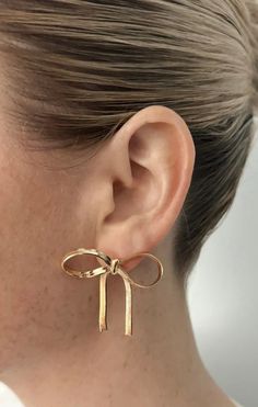 Capture hearts with these Bow-Shaped Herringbone Stud Earrings from ALV Jewels! Jellyfish Haircut, Bridal Party Accessories, Groomsmen Accessories, Bride Bag, Walker Scobell, Studs Gold, Earring Trends, Bridesmaid Accessories, Zip Ties