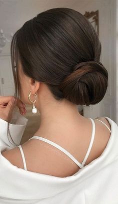 Slay your look with these gorgeous and elegant hairstyle ideas. From twisted buns to sleek waves, you'll be sure to make a stunning impression💞🧚🏻‍♀ Check out our collection of styles now for endless inspiration! Simple Low Bun, Low Bun Wedding Hair, Elegant Bun, Guest Hair, Wedding Hair Inspiration