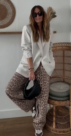 Denim And Leopard Outfit, Leopard Turtleneck Outfit, Printed Blazer Outfits For Women, Animal Print Pants Outfit 2024, Snake Print Top Outfit, Streetstyle Outfit 2024, Cheetah Blazer Outfit, Leopard Outfit Aesthetic, Animal Print Top Outfit Ideas