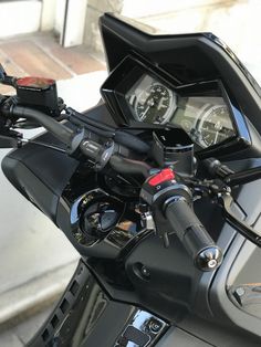 the handlebars and gauges are clearly visible on this motorcyclist's motorcycle