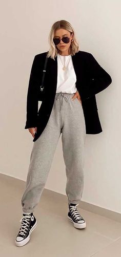 Outfits Com All Star, Blazer And Joggers Outfit, Outfits Con Jogger, All Star Outfits, Outfit Jogger, All Star Style, All Star Outfit, Looks Com All Star, Jogger Outfit