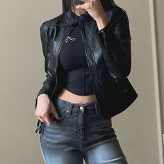 Moto Leather Jacket, Hipster Style, Leather Jacket Outfits, Collar Neck, Looks Black, Women Street, American People, Hipster Fashion, Pop Rock