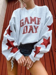 The perfect sweatshirt for any gameday! Especially Razorback games! Note the cute glitter stars on the sleeves! Trendy Games, Loose Long Sleeve, Grey Crewneck, Vintage Couture, Cute Sweatshirts, Gameday Outfit, Y2k Streetwear, Oversized Sweatshirt, Casual Pullover