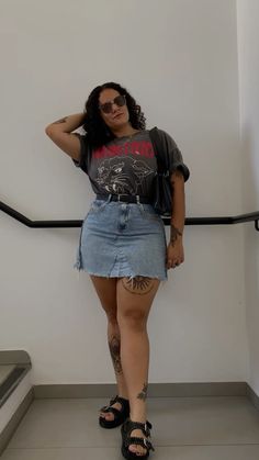 ideia de look com saia jeans #look #lookbook #lookoftheday #lookdodia #outfits #outfitoftheday #outfitstyle #streetstyle #aesthetic #tattoosforwomen #tattoomodel Midsize Casual Outfit, Midsize Casual, Streetstyle Aesthetic, Outfits Gorditas, Midsize Style, Plus Size Summer Outfits