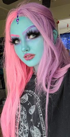 Alien Makeup Aesthetic, Alien Aesthetic Makeup, Easy Alien Makeup, Intergalactic Costumes, Space Makeup Alien, Alien Hairstyle, Alien Aesthetic Outfit