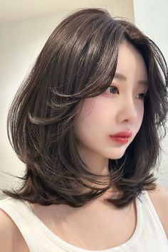 Collarbone Length Butterfly Haircut, Shoulder Length Haircuts With Curtain Bangs, Short Thick Hair Styles Shoulder Length, Haircut Styles For Short Hair For Women, Layercut Haircut Short, Short Hair Butterfly Cut With Bangs, Hair Cuts Collar Bone Length, Hairstyle Ideas For Shoulder Length Hair, Shoulder Length Korean Haircut