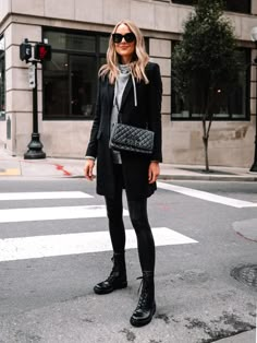 Combat Boots Street Style, Leather Leggings Look, Outfits Leggins