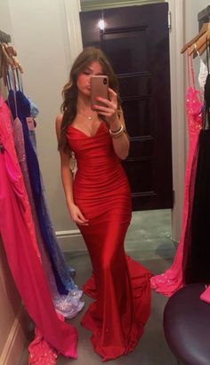 Este vestido de fiesta largo, confeccionado por expertos con un diseño de escote en V rojo y corte sirena, es una opción espectacular para cualquier ocasión especial. Su corte favorecedor y su estilo elegante te harán destacar entre la multitud. Haz una declaración con este vestido glamoroso y sé la reina del baile.

 Detalles:

 Estilo de vestido: sirena

 Color: Rojo

 Escote: escote en V

 Mangas: Sin mangas

 Estilo de espalda: Cremallera Red Fitted Prom Dress Long, Red Prom Dresses Long Fitted, Tight Elegant Prom Dresses, Cute Long Red Dresses, Mermaid Prom Dress Red, Long Tight Formal Dresses, Mermaid Style Prom Dresses Classy, Red Corset Prom Dresses Long, Red Hair Prom Dress