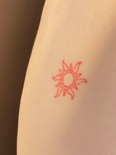 Tatuaje de sol en tinta roja aesthetic Red Sun Tattoo, Brown Tattoo Ink, Red Tattoos, Sun Tattoo, Red Ink, Traditional Tattoo, Maple Leaf Tattoo