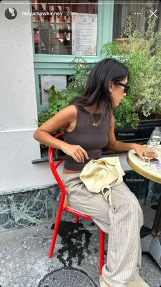 Autumn Summer Outfits, Trousers Summer Outfit, Summer Outfits Brown, Beige Trousers Outfit, Brown Trousers Outfit, Trousers Aesthetic, Cool Trousers, Paris Ootd, Spring Basics