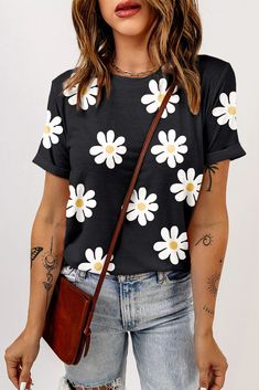 Daisy Printed Crewneck T Shirt - Sunny Angela Daisy Shirt, Black Daisy, Chic Pattern, Pink Daisy, Flower Shirt, Daisy Print, Belleza Natural, Casual Tee, Basic Style