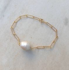 Baroque pearl bracelet, made of high quality 14k gold filled paperclip chain and freshwater pearl. Elegant&dainty, catching gently everyone's attention. Appropriate either for everyday or formal looks. Also available in 925 Sterling Silver. Find similar bracelets here: https://www.etsy.com/listing/927233837/baroque-pearl-bracelet-paperclip Length approx. 17 cm - can be adjusted upon request. ♥ All items will be delivered in a nice gift envelope to minimize shipping expenses for you! You may choo Jewelry Elegant, Gift Envelope, Evil Eye Earrings, Silver Chain Style, Pearl Collection, Cz Pendant, Elegant Bracelet, Minimalist Bracelet, Eye Earrings