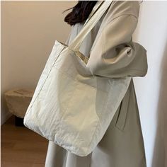 SPECIFICATIONSBrand Name: miflameOrigin: Mainland ChinaCN: GuangdongLining Material: NonePlace Of Origin: GUANG DONG ProvincePlace Of Origin: GUANG DONG ProvinceShape: Casual ToteMain Material: nylonStyle: CasualClosure Type: zipperOccasion: VersatilePattern Type: SolidGender: UnisexExterior: Silt PocketHardness: SOFTChoice: yessemi_Choice: yes Fabric Tote Bag, Nylon Shoulder Bag, Retro Purse, Fabric Tote Bags, Fabric Tote, Niche Design, Elegant Red, Casual Tote, Vintage Elegant