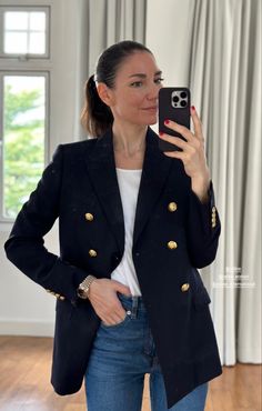 Outfit Blazer Azul Marino, Navy Blazer Outfit, Navy Blazer Women, Navy Blazer Outfits, Casual Work Outfit Spring, Airport Chic, White Tshirt Women, Jean Levis, Blazer Bleu